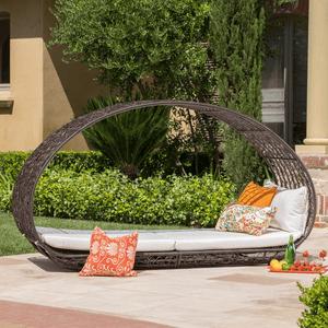 Outdoor Lounging & Daybeds